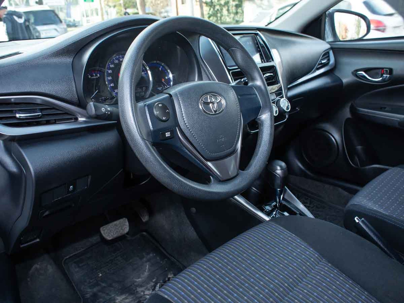 Toyota YARIS SEDAN GLI 1.5 2022 - Imagen 6 de 8