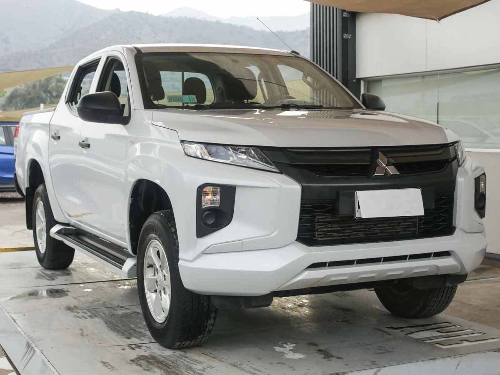 Mitsubishi NEW L-200 WORK 2.4 CR WF MEC 4X2 TD E5 2022 - Foto 2 de 8