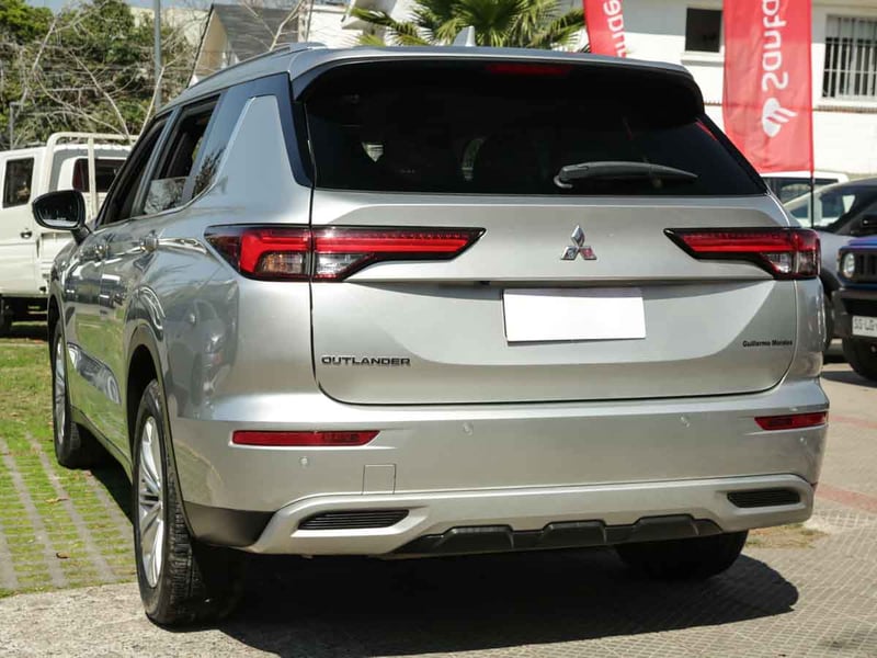Mitsubishi OUTLANDER GLX 2.5 AUT 2023 - Imagen 3 de 8