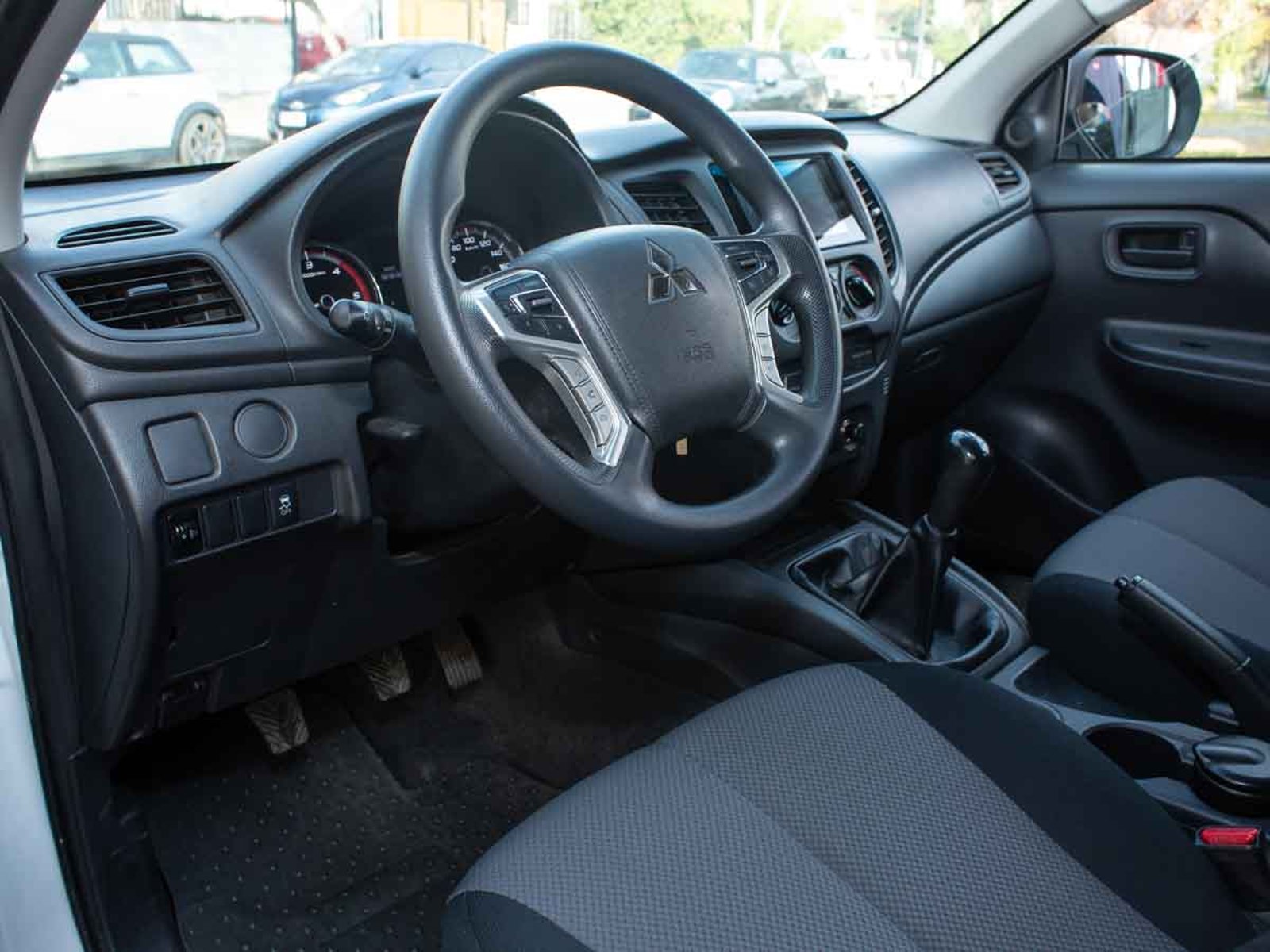 Mitsubishi L200 4X2 WORK CR 2024 - Imagen 6 de 8
