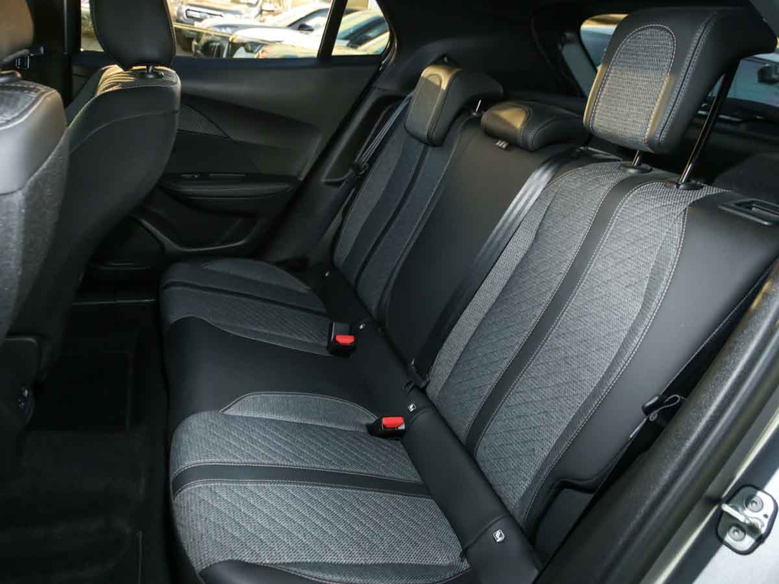 Peugeot 2008 ALLURE BLUEHDI 1.5 2024 - Imagen 11 de 13