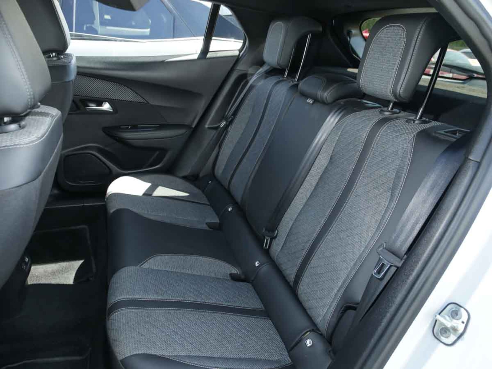 Peugeot 2008 MCA ALLURE BLUEHDI 130 EAT8 2024 - Imagen 8 de 8