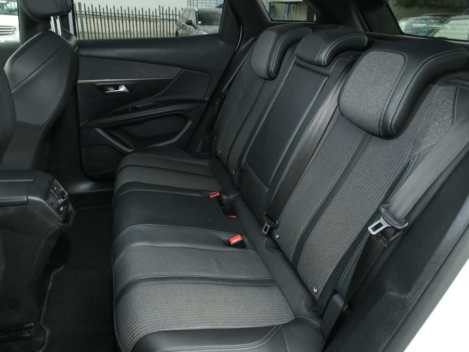 PEUGEOT 3008 ALLURE BLUEHDI 130 EAT8 2022 - Imagen 11 de 13