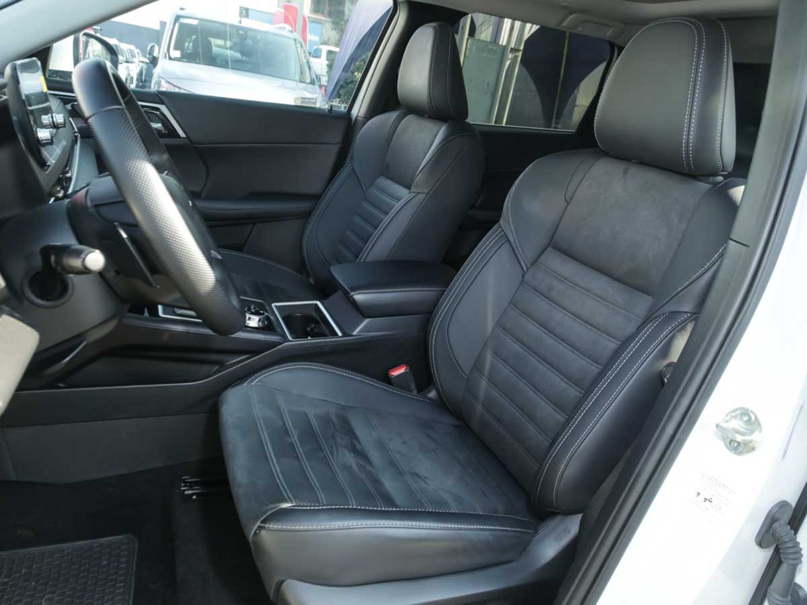MITSUBISHI NEW OUTLANDER 4X4 AT GLS 2025 - Imagen 6 de 8