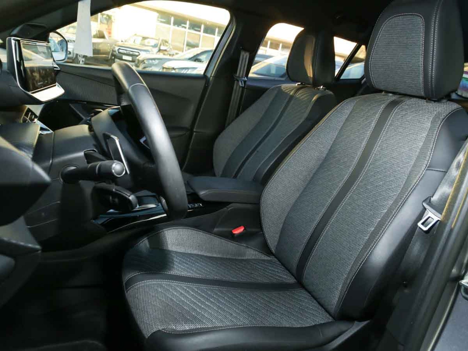 Peugeot 2008 ALLURE BLUEHDI 1.5 2024 - Imagen 10 de 13