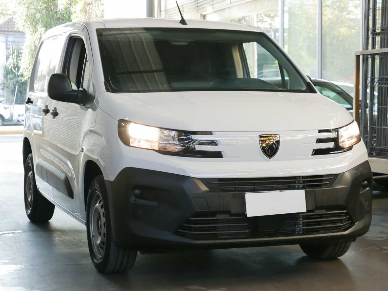 Peugeot PARTNER MCA L1 DIESEL 100HP MT 2026 - Foto 2 de 8