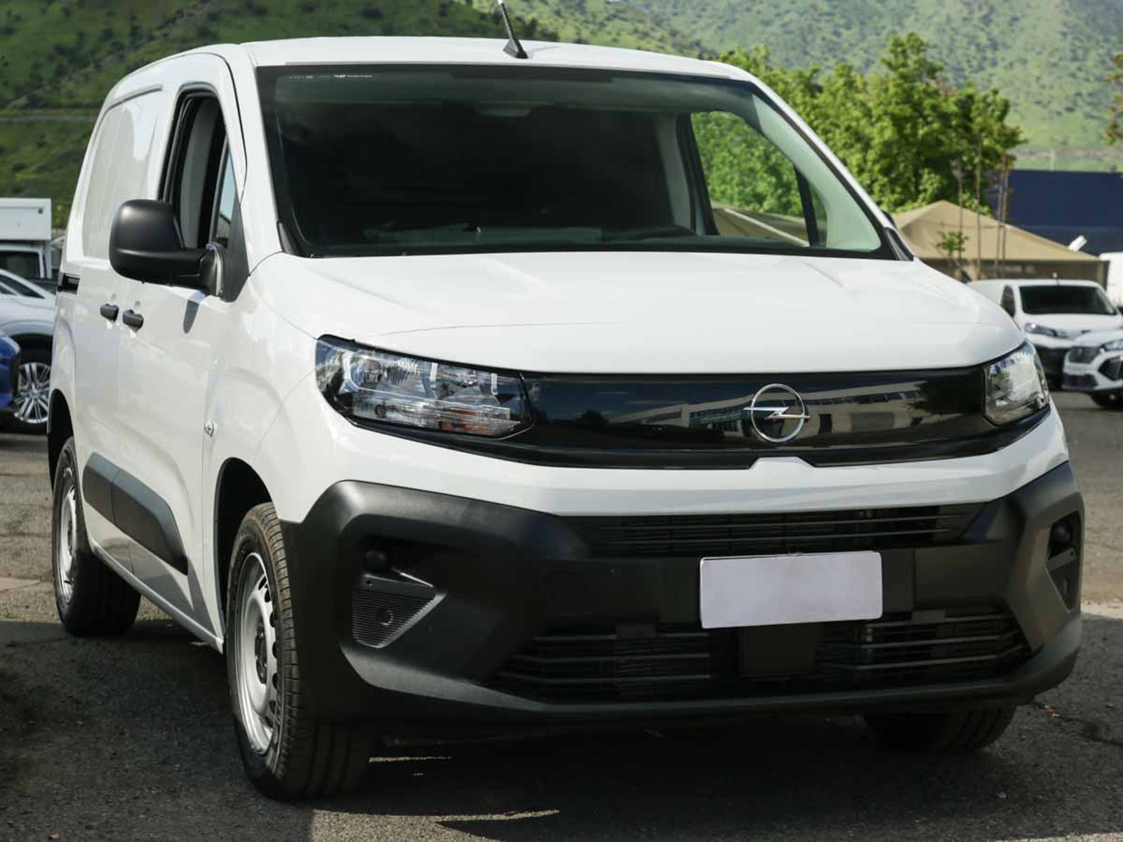 Opel COMBO LITE DIESEL 100 HP MT 2026 - Foto 2 de 8