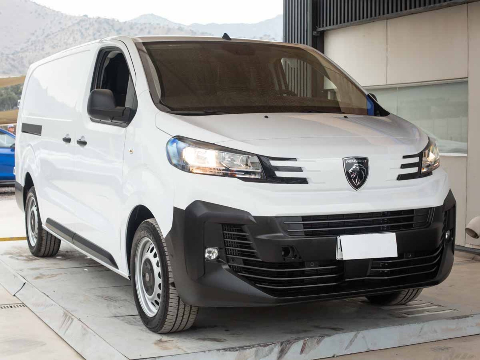Peugeot EXPERT MCA L3 DIESEL 145HP MT 2026 - Foto 2 de 8