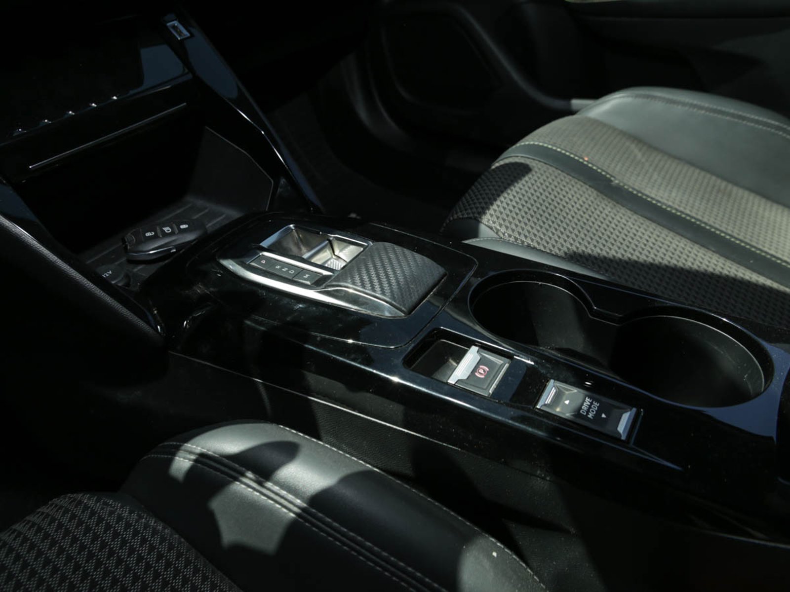 PEUGEOT 2008 GT BLUEHDI 130 EAT8 2023 - Imagen 9 de 14