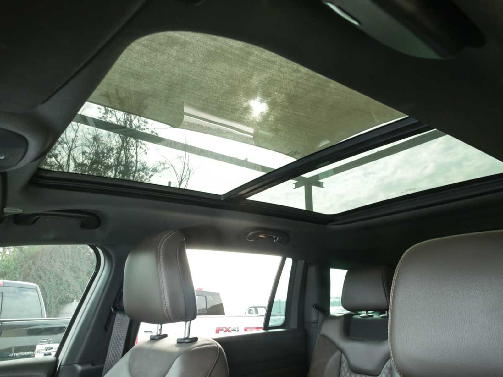JEEP COMMANDER OVERLAND 2.0 AT9 D 2023 - Imagen 15 de 20