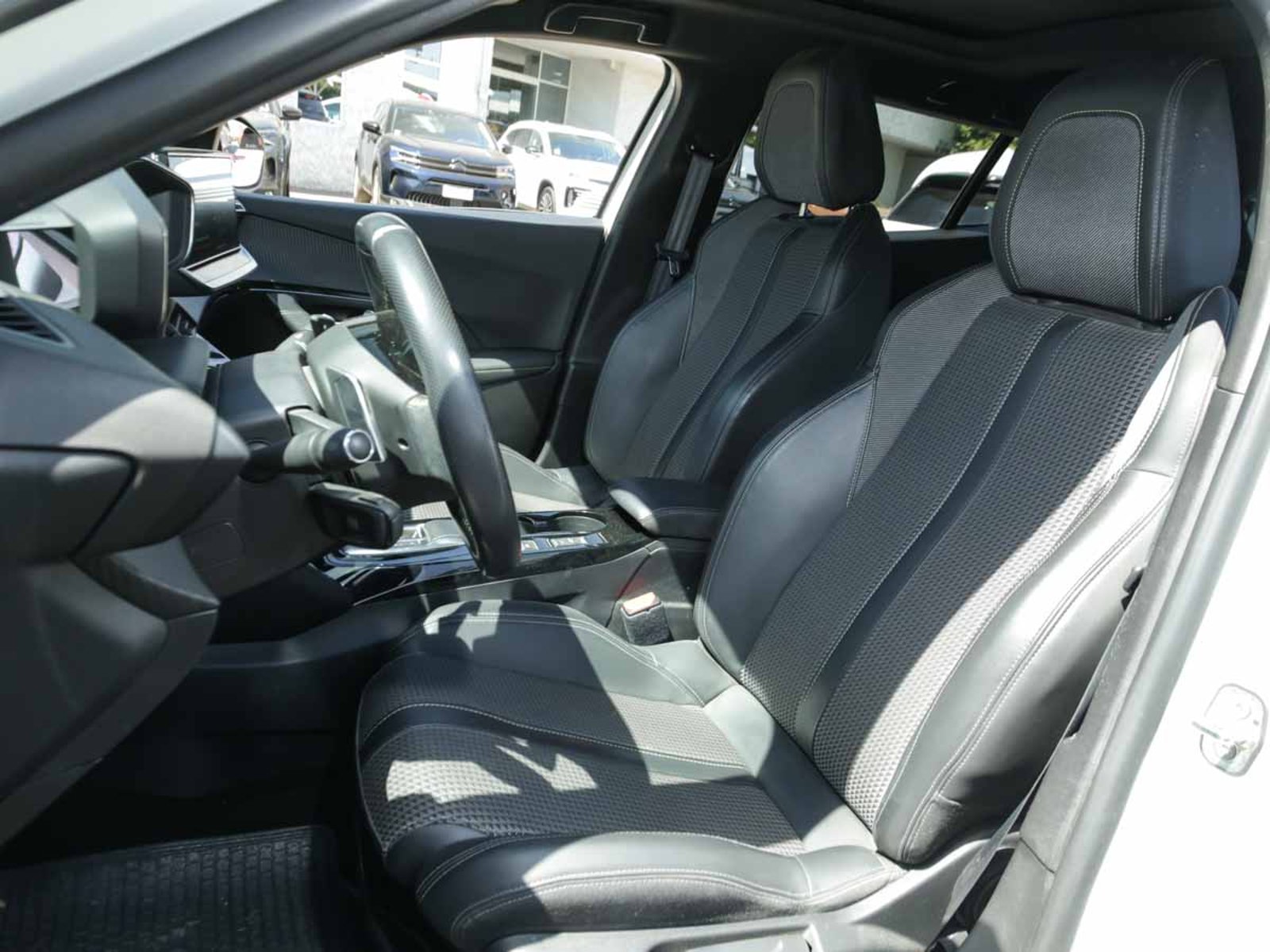 Peugeot 2008 GT BLUEHDI 130 EAT8 2023 - Imagen 7 de 8
