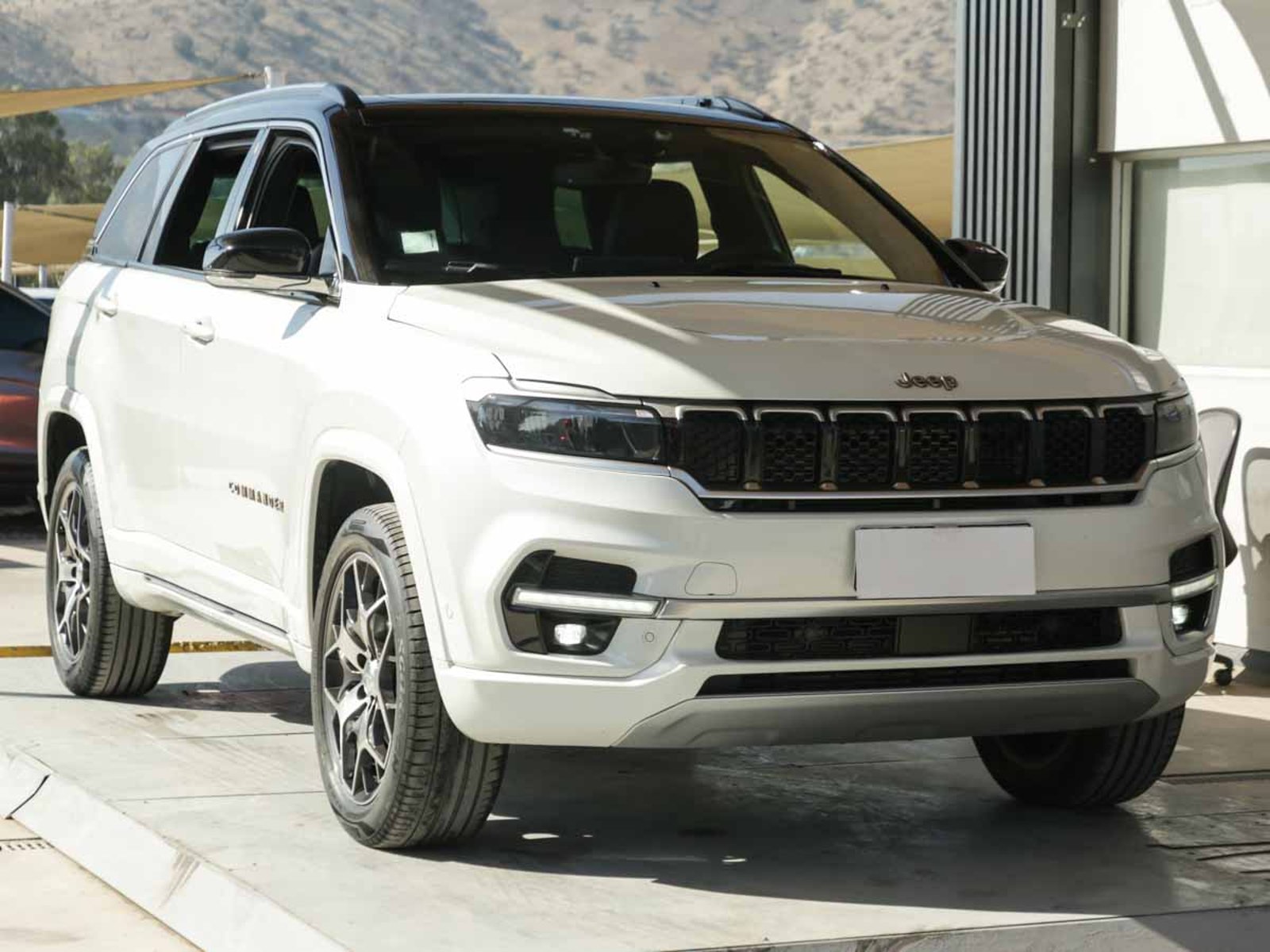 JEEP COMMANDER OVERLAND 2.0 AT9 D 2023 - Imagen 18 de 20