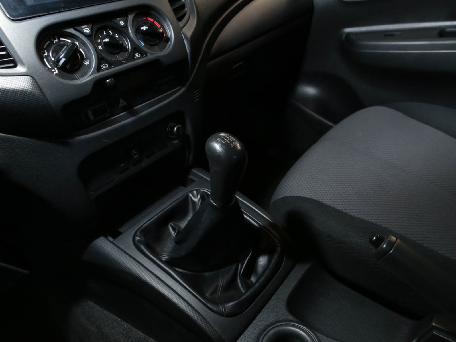 MITSUBISHI L-200 WORK CRM MEC  D/C 4X2 TD E5 2024 - Imagen 10 de 14
