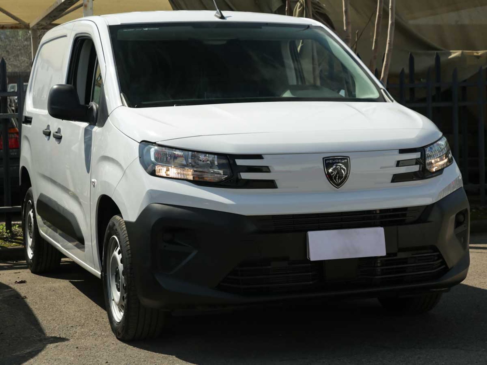 Peugeot PARTNER MCA L1 DIESEL 100HP MT 2026 - Foto 2 de 8