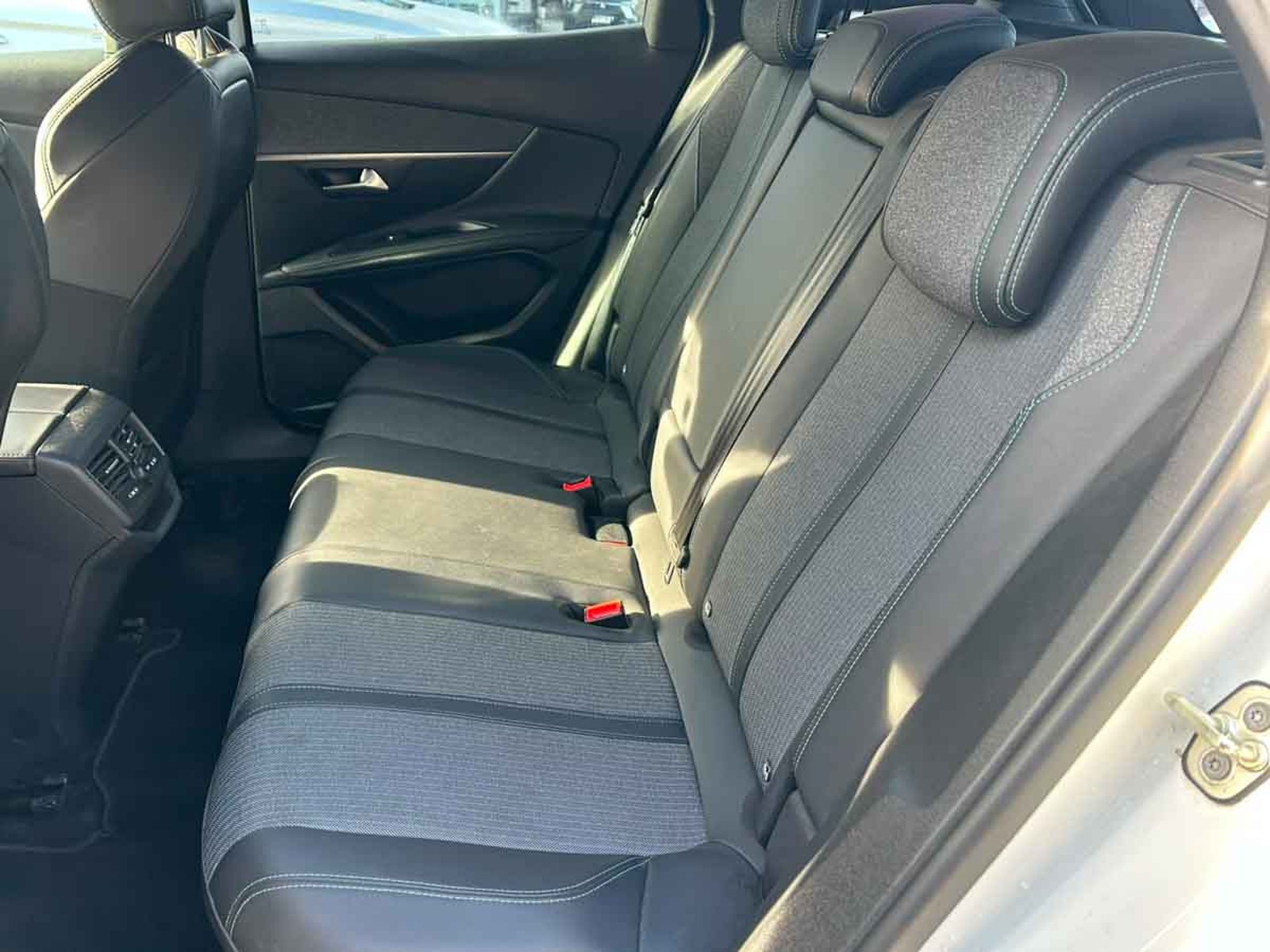 Peugeot 3008 ALLURE BLUEHDI 130 EAT8 2024 - Imagen 8 de 8