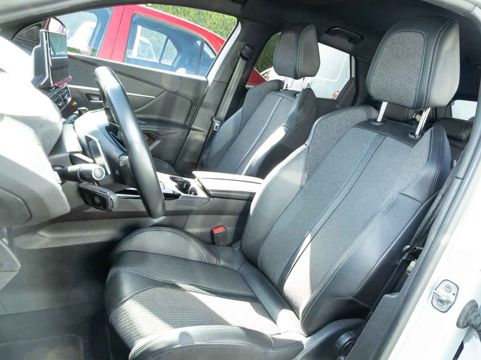 Peugeot 3008 ALLURE PACK BLUEHDI 130 EAT8 2023 - Imagen 7 de 8