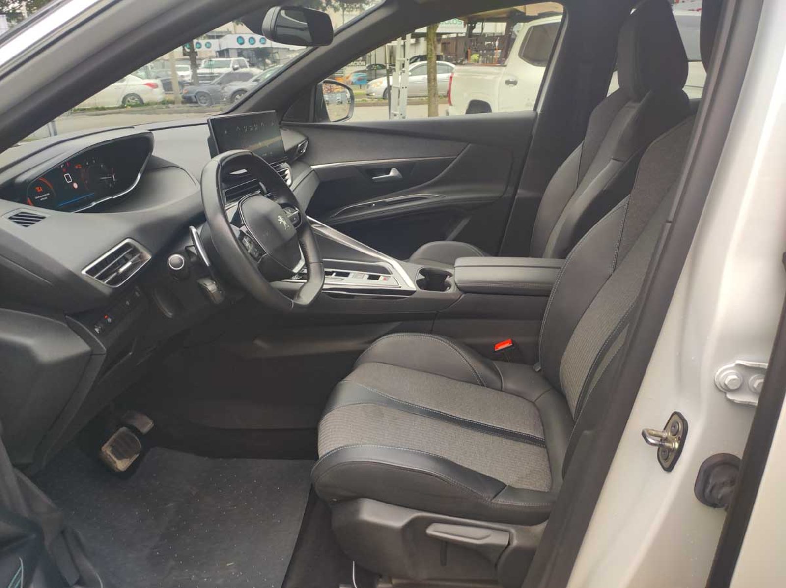 Peugeot 3008 ALLURE PACK BLUEHDI 130 EAT8 2024 - Imagen 6 de 8