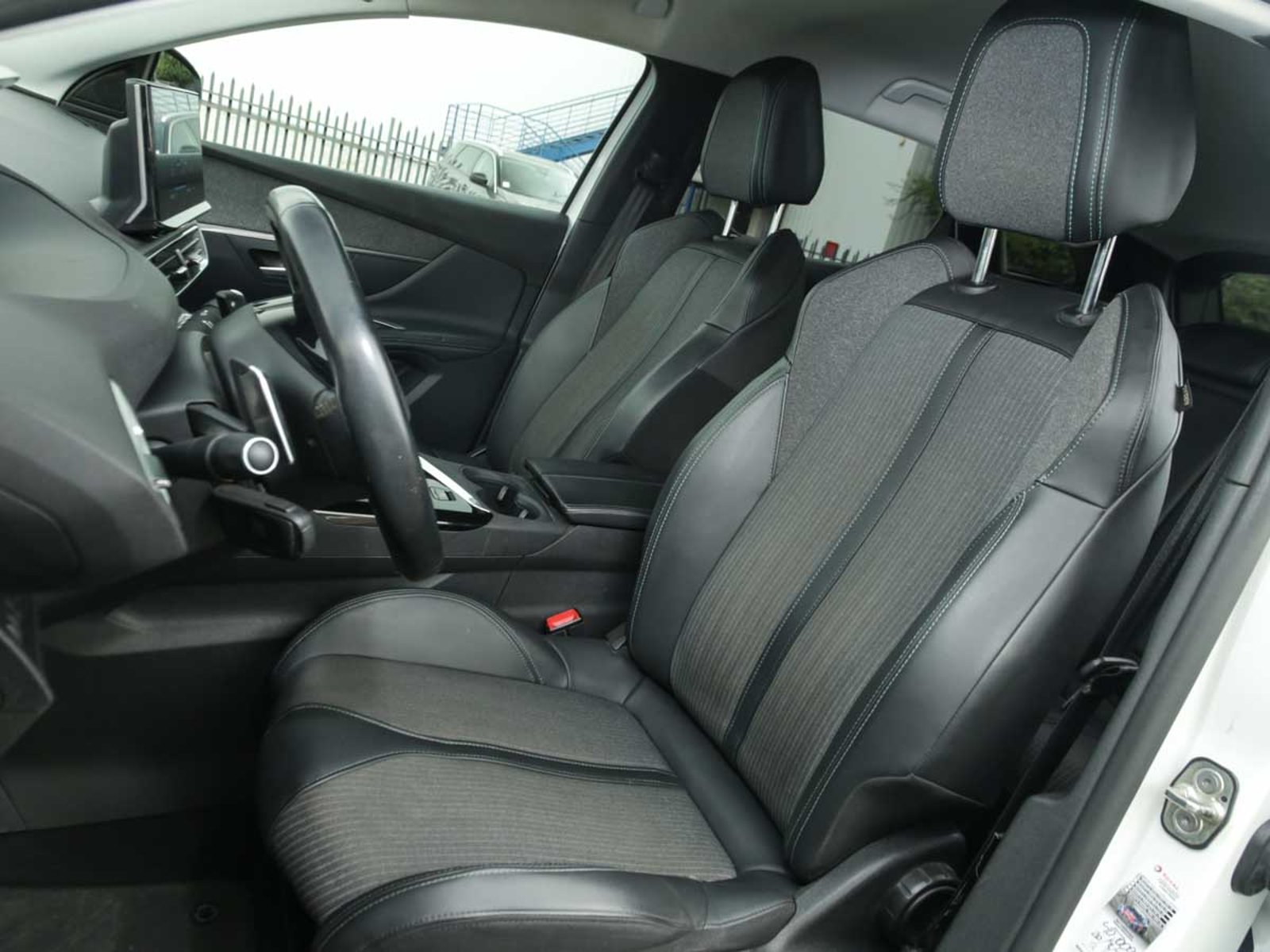 PEUGEOT 3008 ALLURE BLUEHDI 130 EAT8 2022 - Imagen 10 de 13