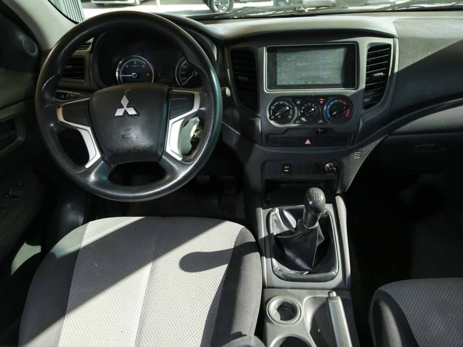 Mitsubishi L-200 WORK CR D/C 4X2 TD 2022 - Imagen 13 de 20
