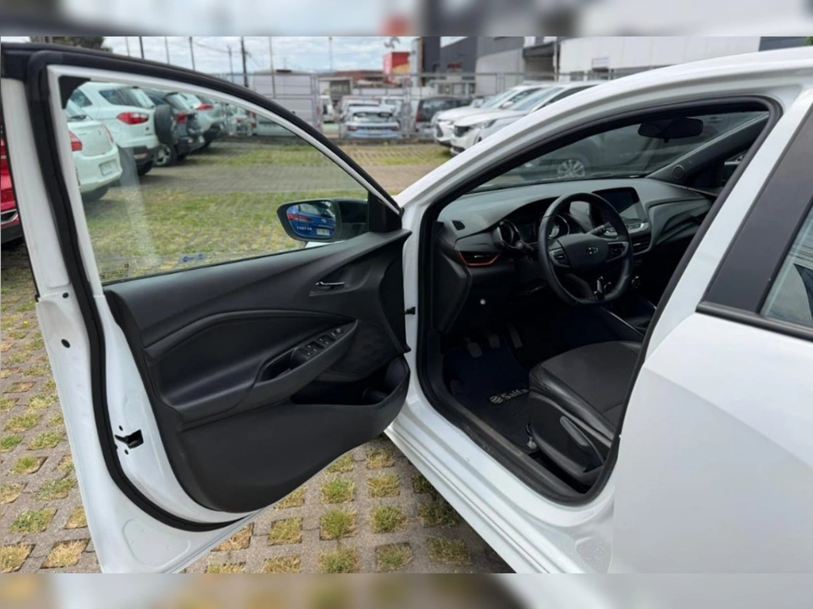 Chevrolet ONIX 1.0T RS R 4X2 HB MT 5P 2024 - Imagen 9 de 20