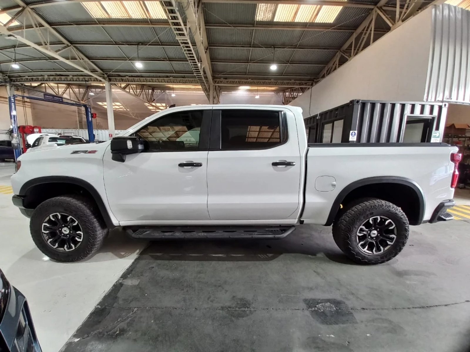Chevrolet SILVERADO 6.2 ZR2 4X4 AT 4P 2023 - Imagen 9 de 20