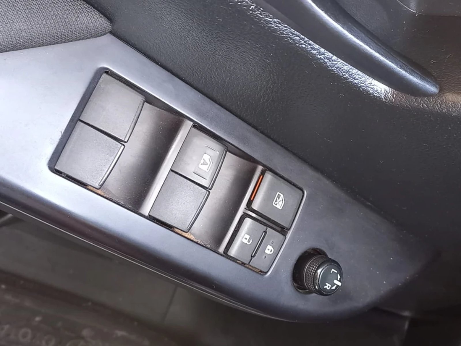 TOYOTA HILUX DCAB MT 4X4 2.4 2024 - Imagen 19 de 20