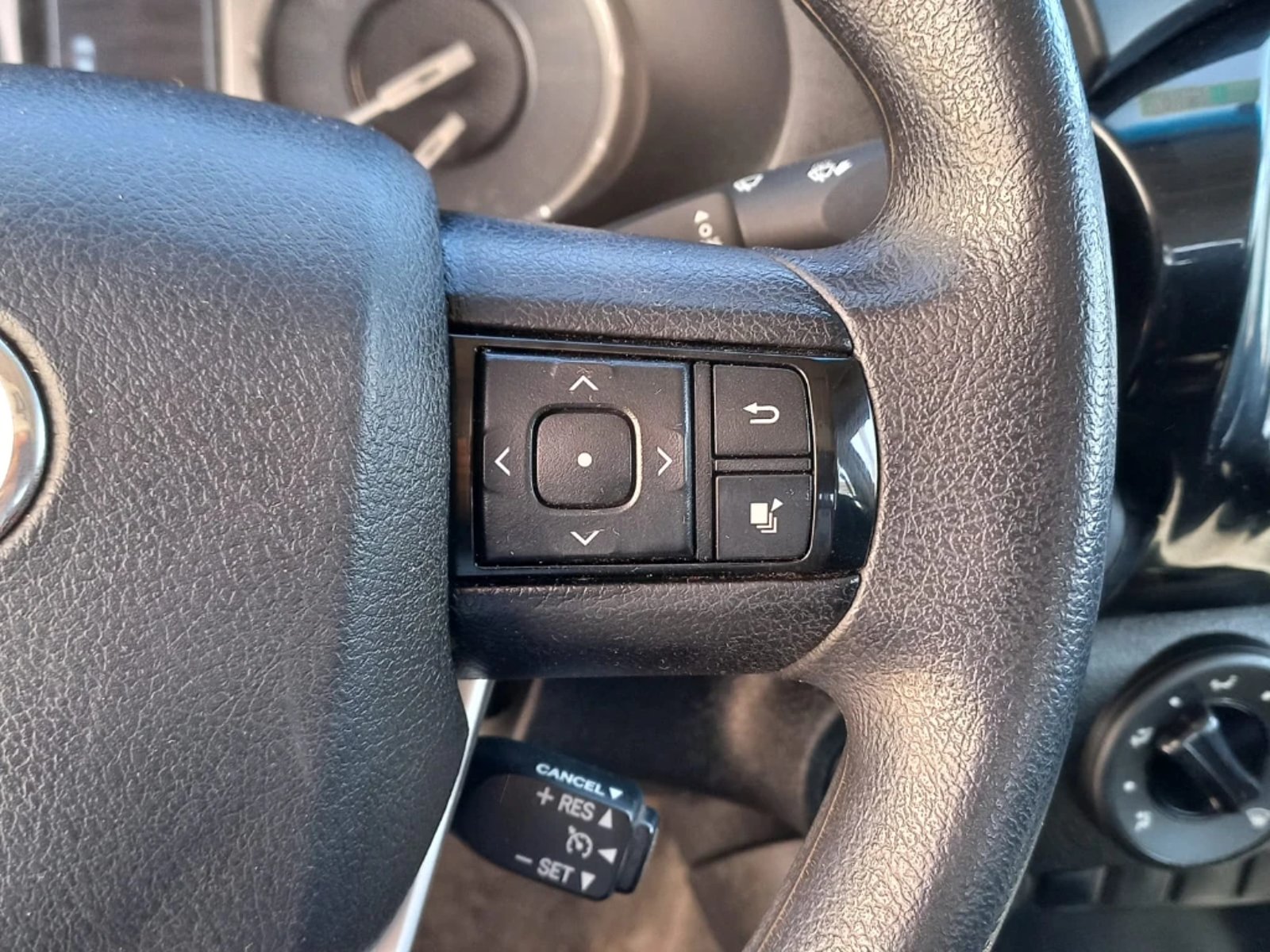 TOYOTA HILUX DCAB MT 4X4 2.4 2024 - Imagen 17 de 20