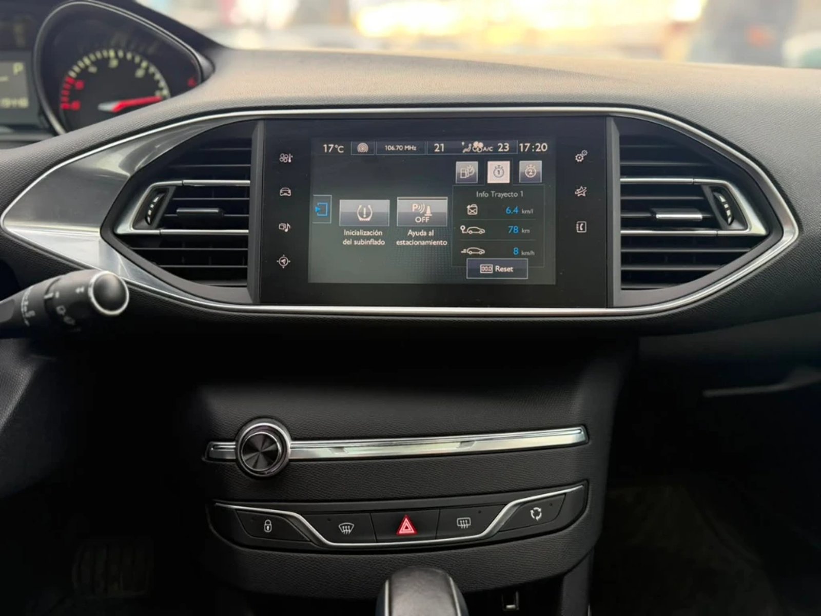 PEUGEOT 308 1.6 FELINE PACK BLUE-HDI DIESEL 4X2 HB AT 5P 2018 - Imagen 18 de 20