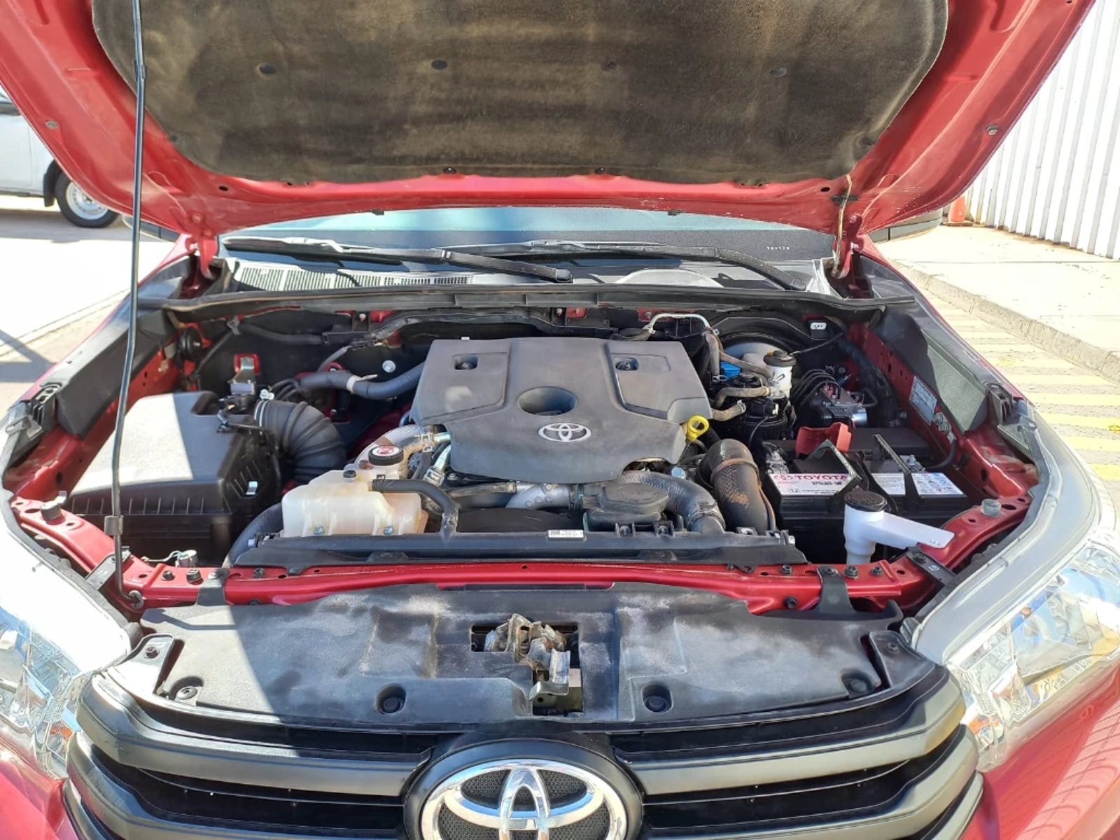 TOYOTA HILUX DCAB MT 4X4 2.4 2024 - Imagen 12 de 20