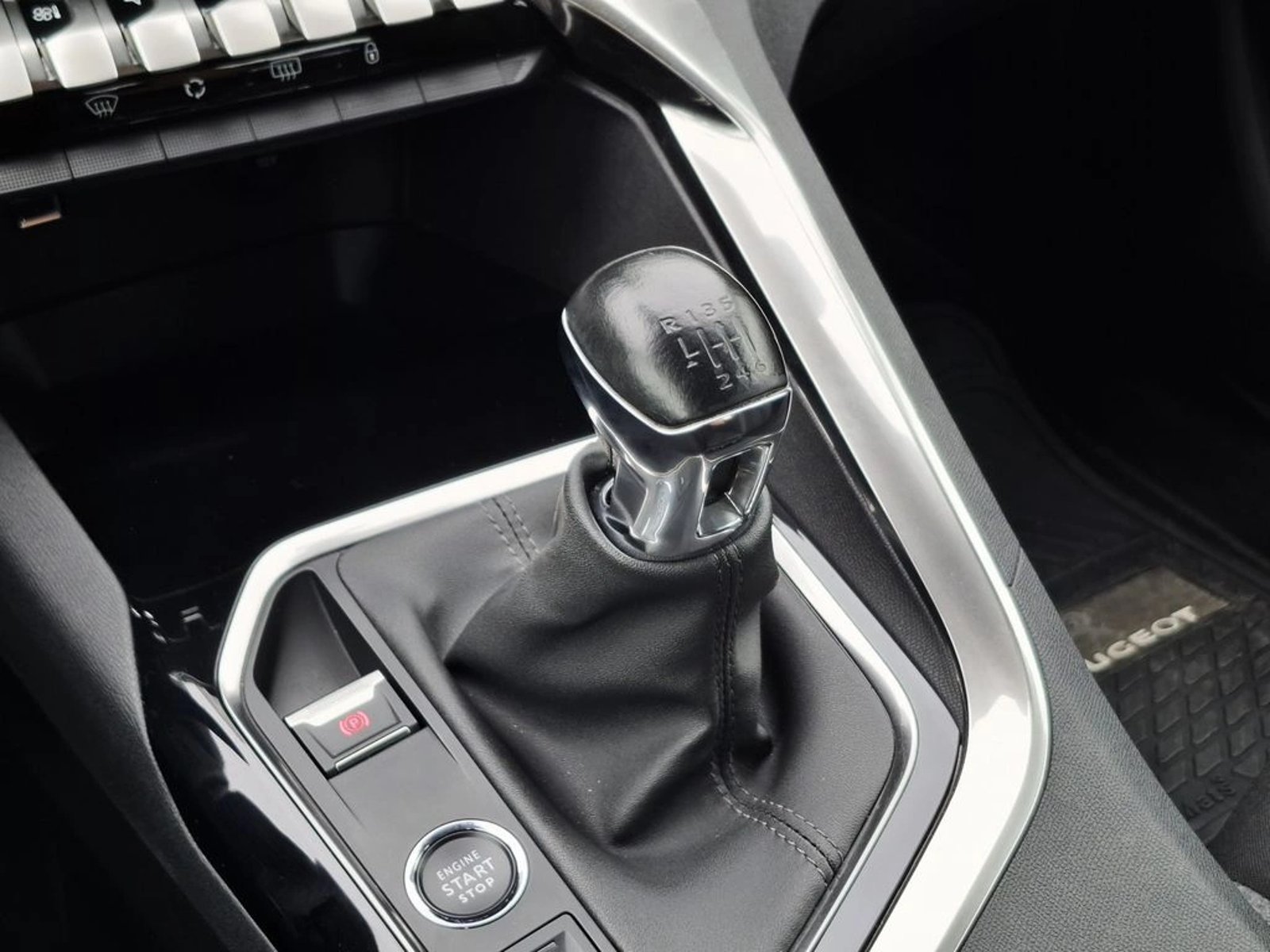 Peugeot 3008 1.5 ACTIVE PACK BLUEHDI 130 4X2 MT6 5P 2023 - Imagen 17 de 20
