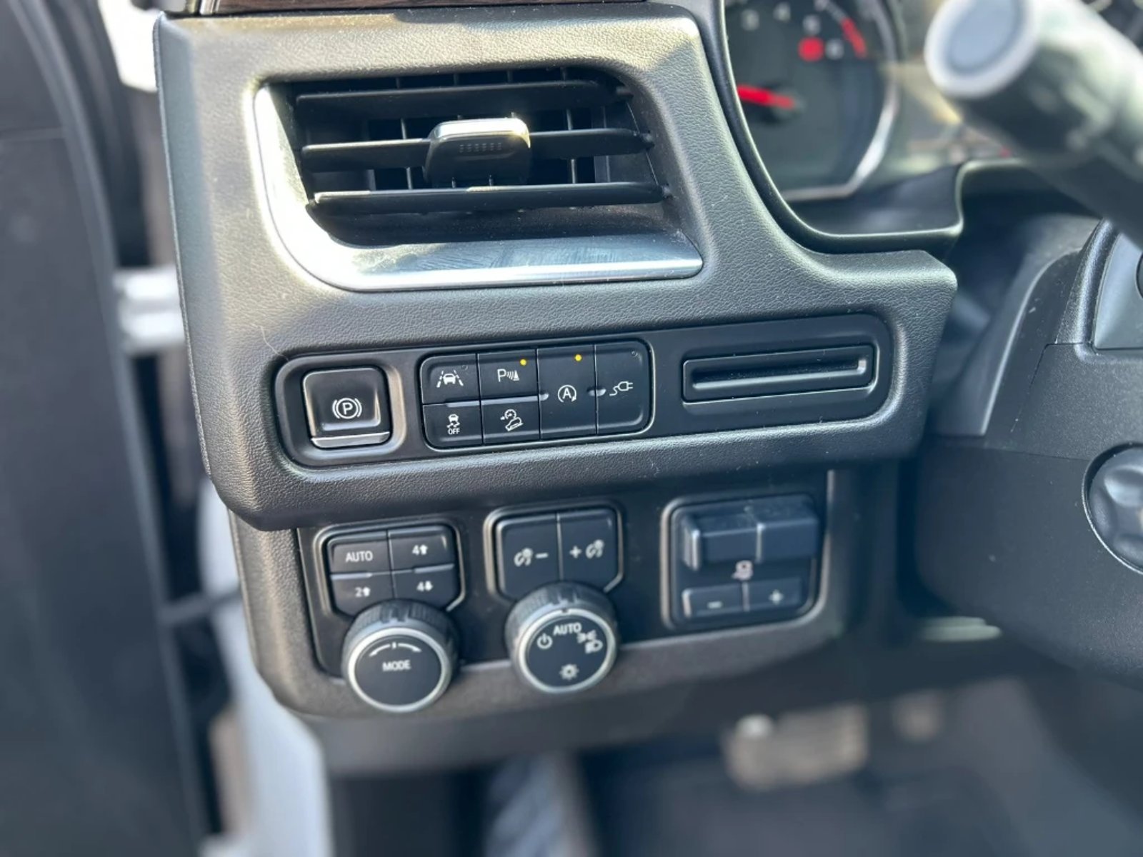 Chevrolet SUBURBAN 5.3L Z71 AWD AT 5P 2022 - Imagen 13 de 20
