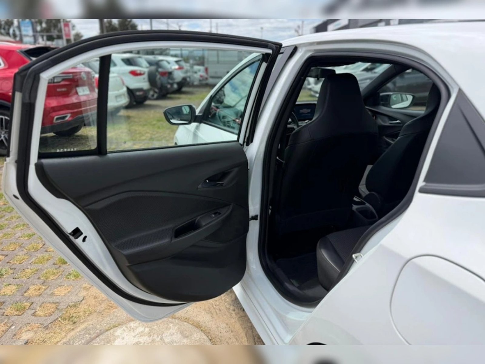 Chevrolet ONIX 1.0T RS R 4X2 HB MT 5P 2024 - Imagen 11 de 20