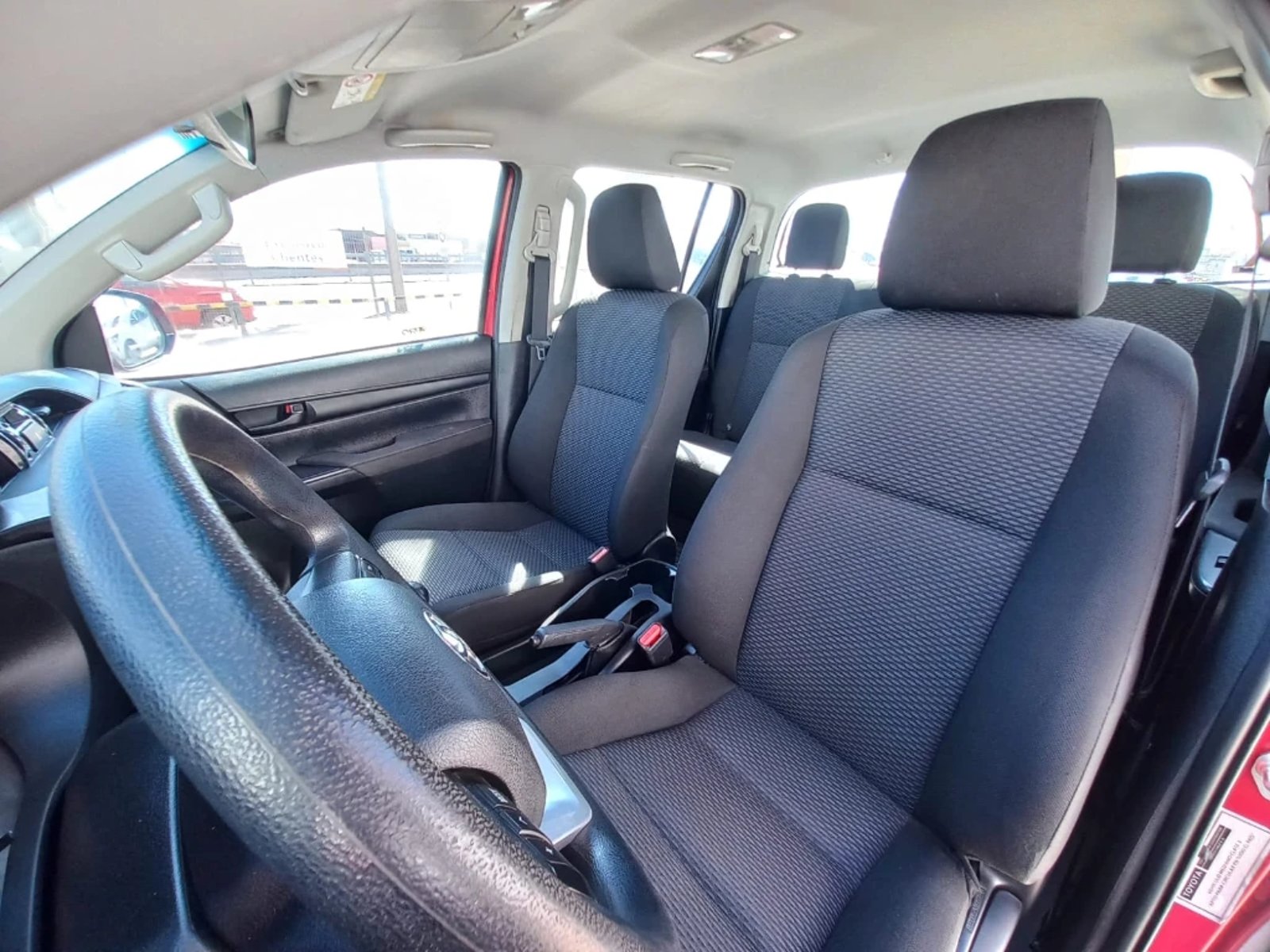 TOYOTA HILUX DCAB MT 4X4 2.4 2024 - Imagen 13 de 20