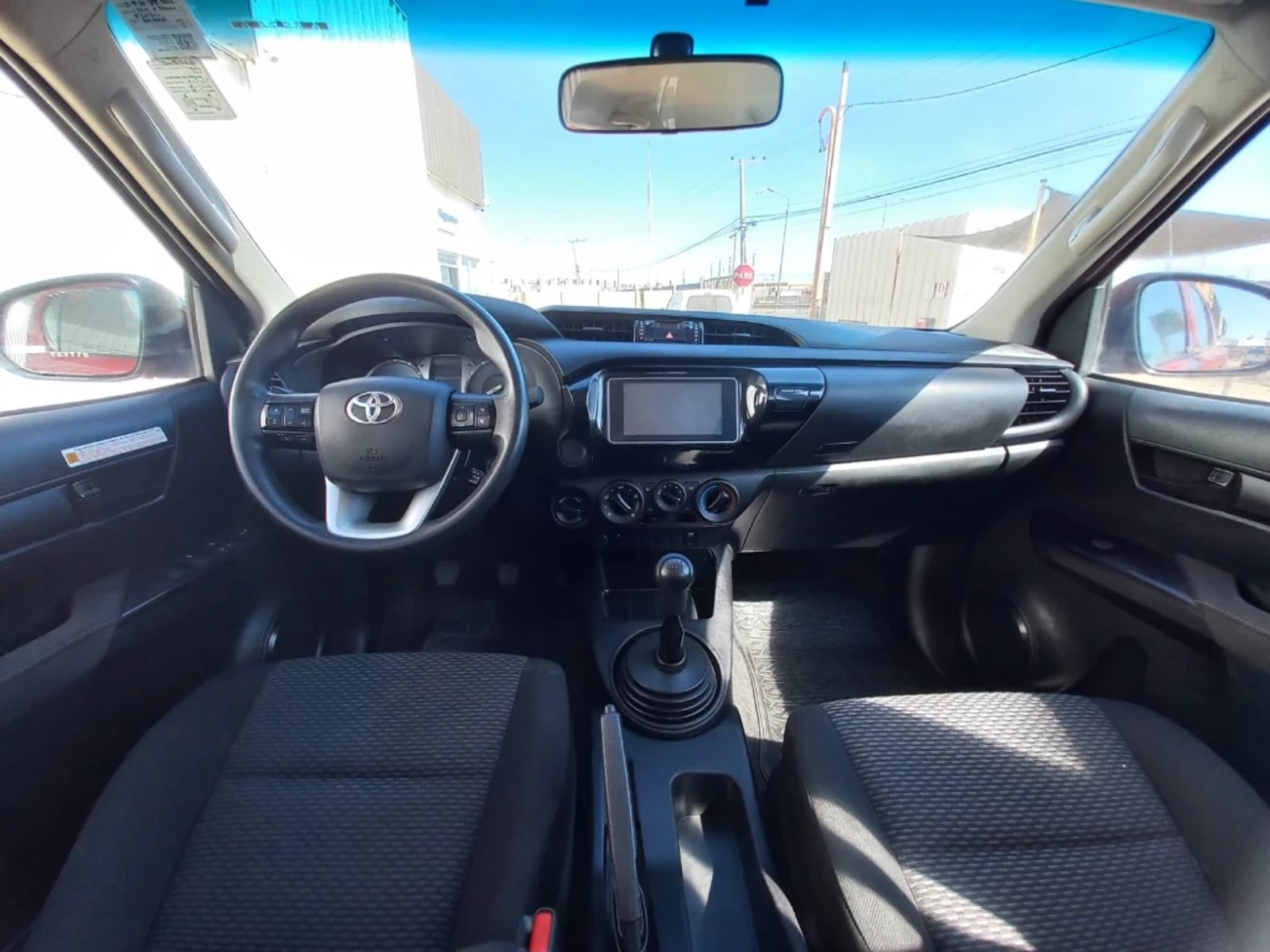 TOYOTA HILUX DCAB MT 4X4 2.4 2024 - Imagen 14 de 20