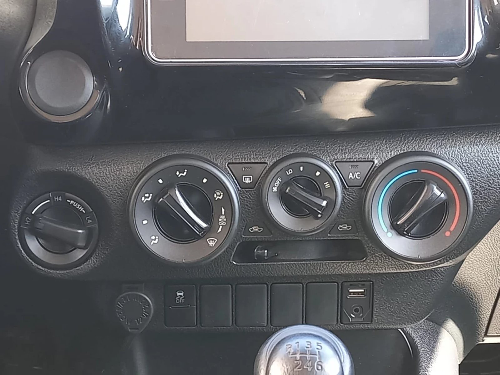TOYOTA HILUX DCAB MT 4X4 2.4 2024 - Imagen 16 de 20