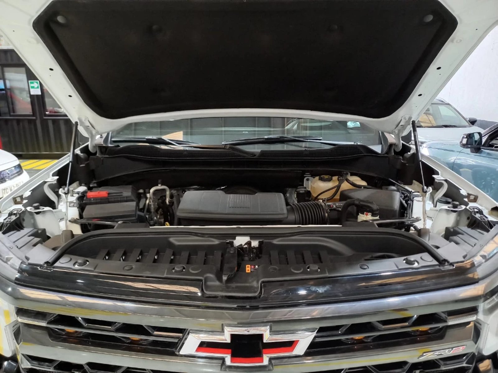 Chevrolet SILVERADO 6.2 ZR2 4X4 AT 4P 2023 - Imagen 11 de 20