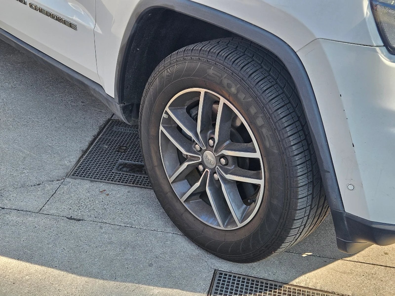Jeep GRAND CHEROKEE 3.6 LIMITED LX 4X4 AT 5P 2018 - Imagen 9 de 20