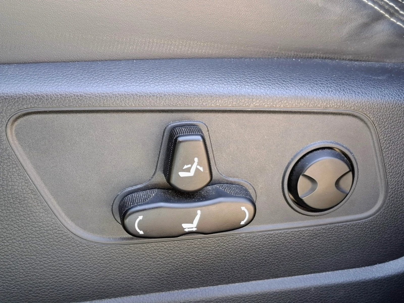 SsangYong TORRES 1.5T LIMITED PLUS 4WD BITONO AT 5P 2023 - Imagen 12 de 20