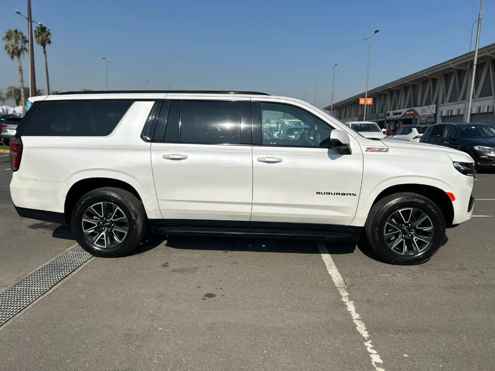 Chevrolet SUBURBAN 5.3L Z71 AWD AT 5P 2022 - Foto 4 de 20