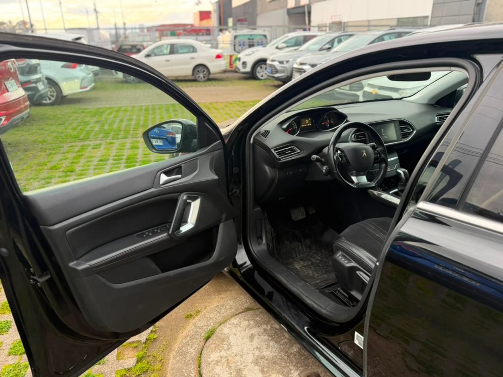 PEUGEOT 308 1.6 FELINE PACK BLUE-HDI DIESEL 4X2 HB AT 5P 2018 - Imagen 12 de 20