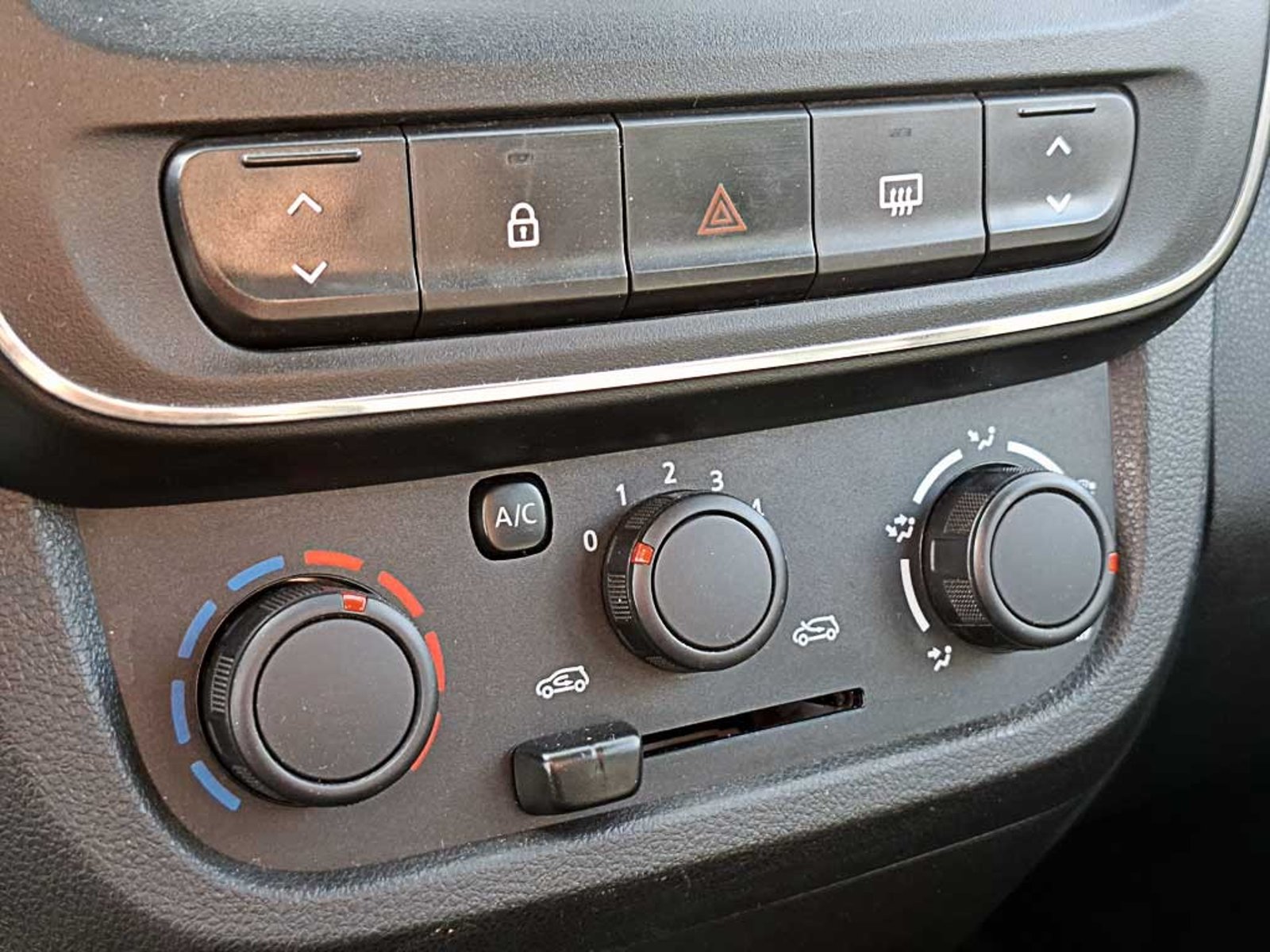 Renault KWID 1.0 HB ZEN MT 2024 - Imagen 17 de 18