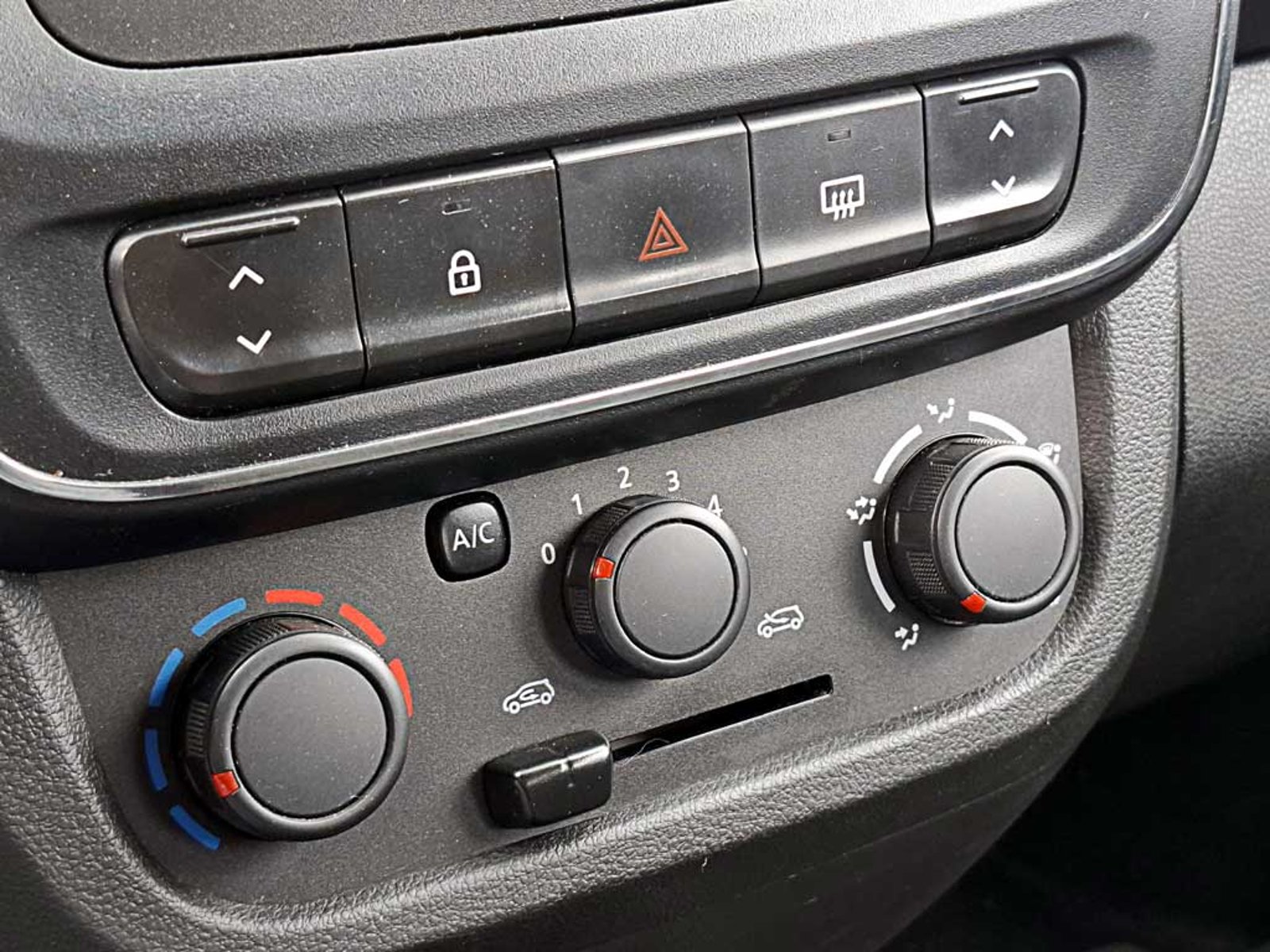 Renault KWID 1.0 HB ZEN MT 2024 - Imagen 17 de 18