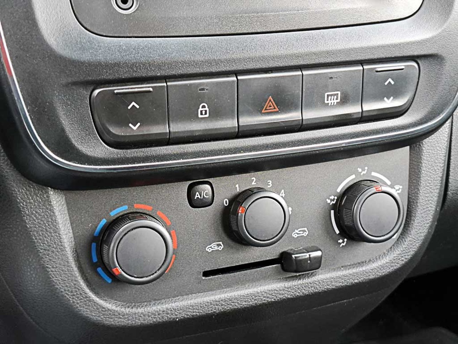 RENAULT KWID (IN) 1.0 HB ZEN MT 2024 - Imagen 18 de 19