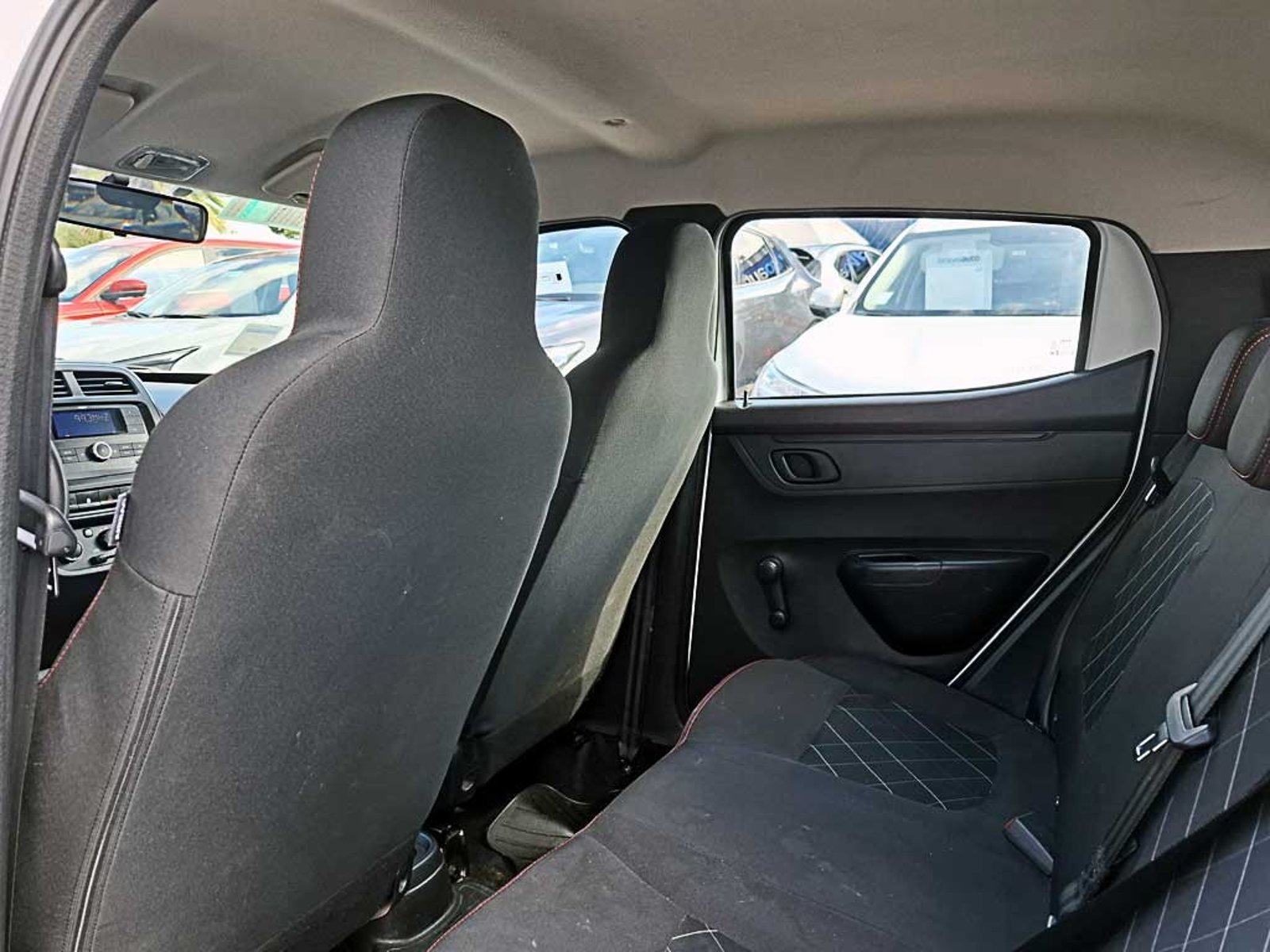 RENAULT KWID (IN) 1.0 HB INTENS MT 2024 - Imagen 12 de 18