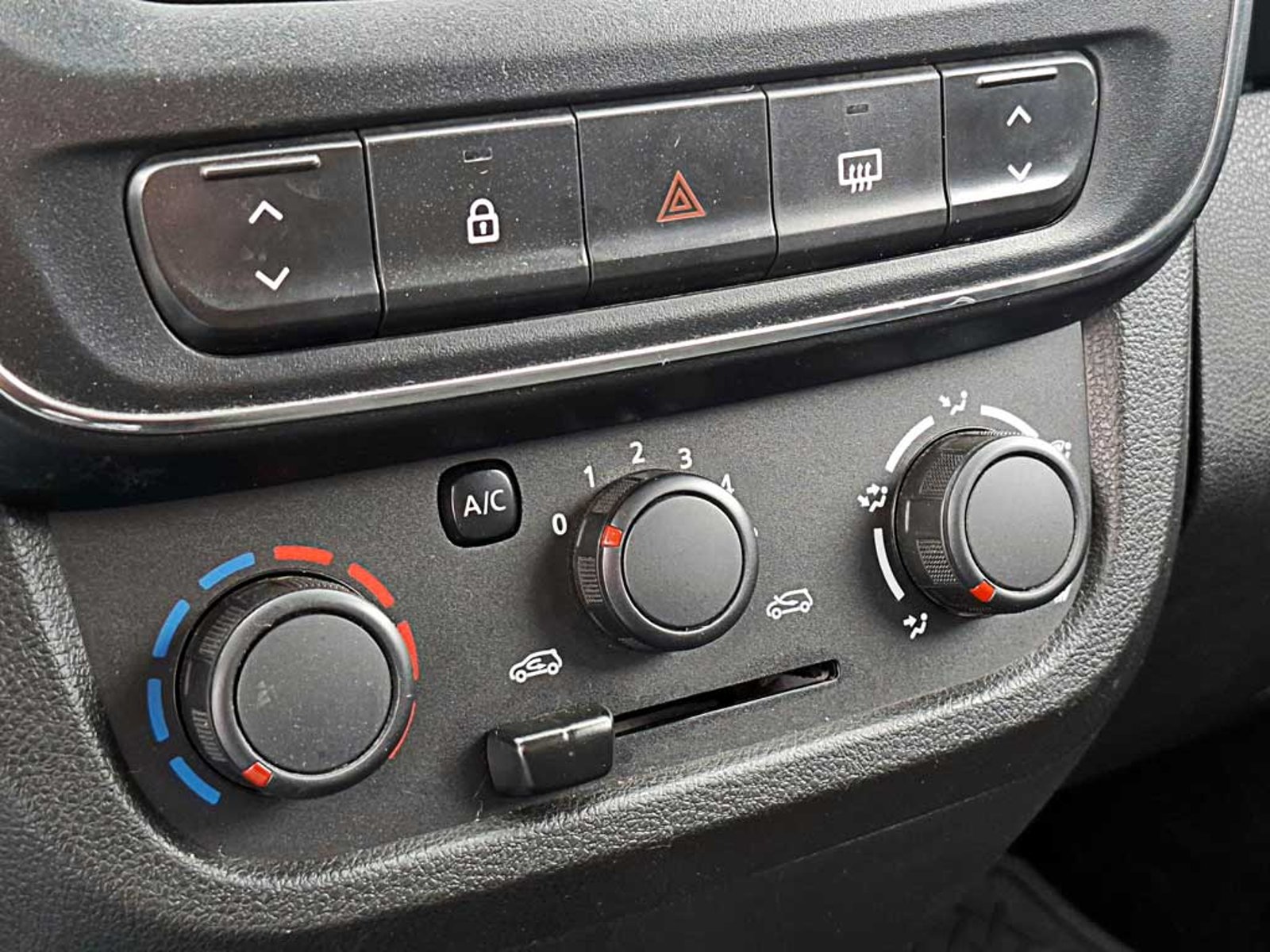 Renault KWID 1.0 HB ZEN MT 2024 - Imagen 16 de 17