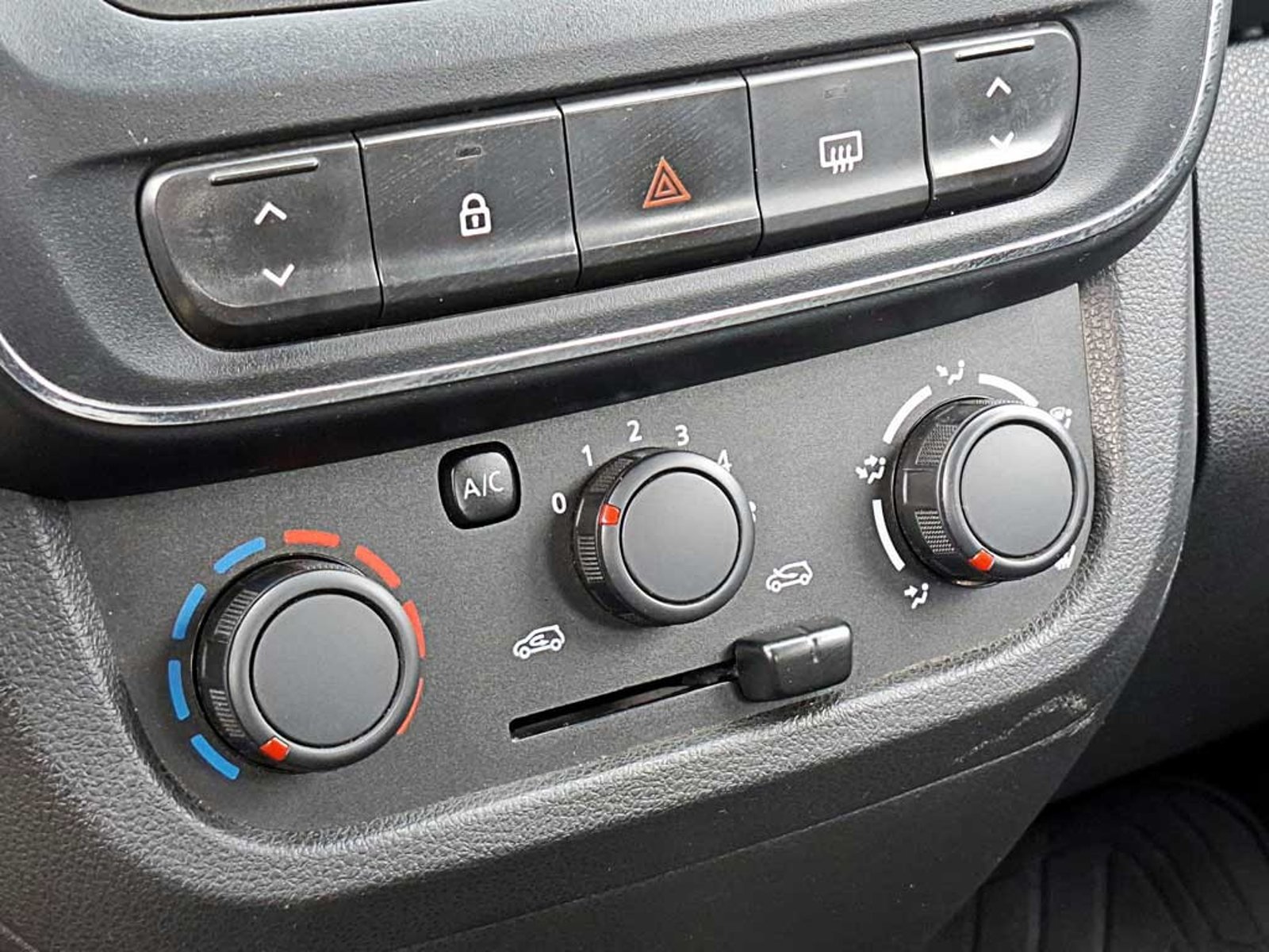 Renault KWID 1.0 HB ZEN MT 2024 - Imagen 18 de 19