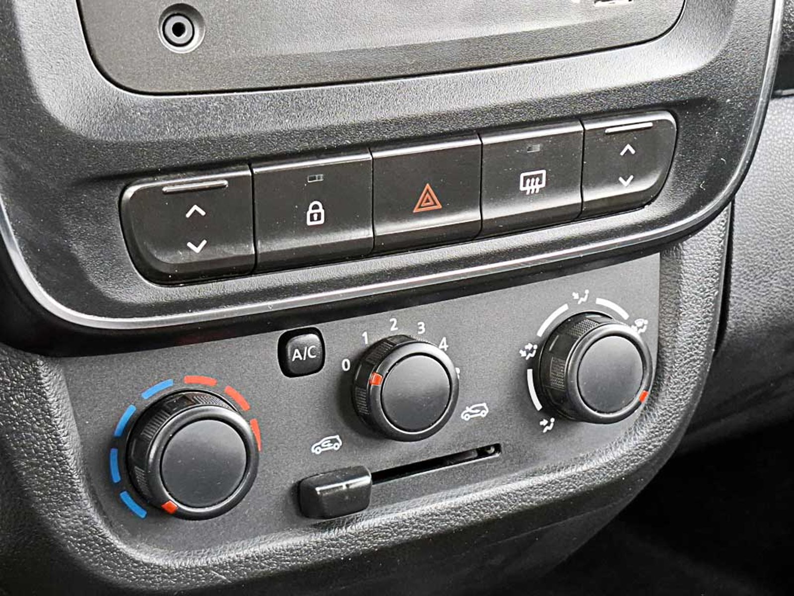 Renault KWID (IN) 1.0 HB INTENS MT 2024 - Imagen 18 de 19