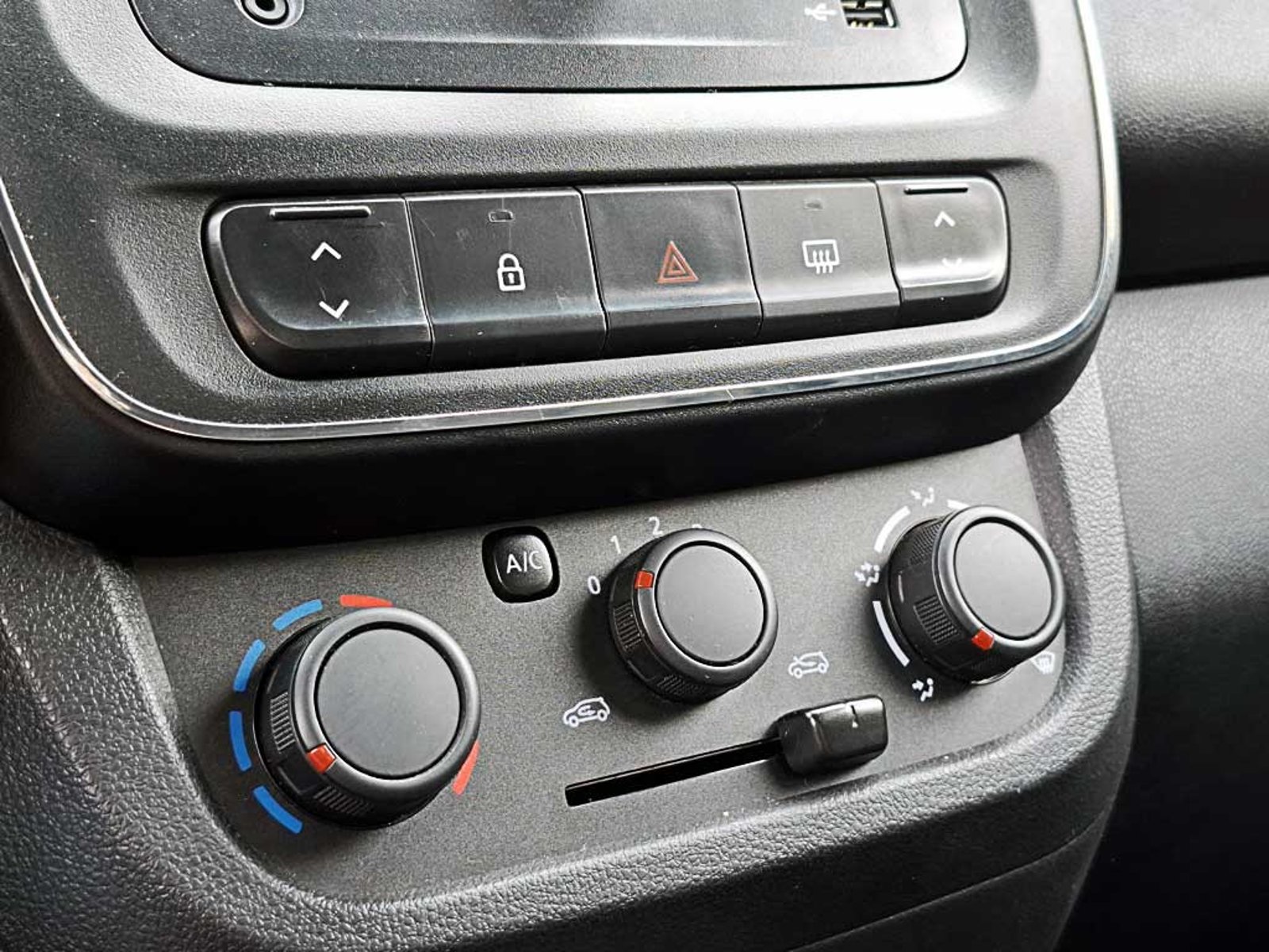 RENAULT KWID (IN) 1.0 HB INTENS MT 2024 - Imagen 18 de 19