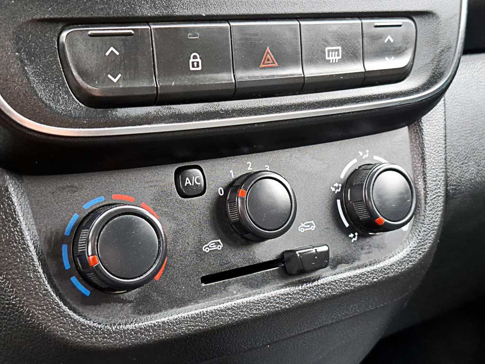 Renault KWID (IN) 1.0 HB INTENS MT 2024 - Imagen 18 de 19
