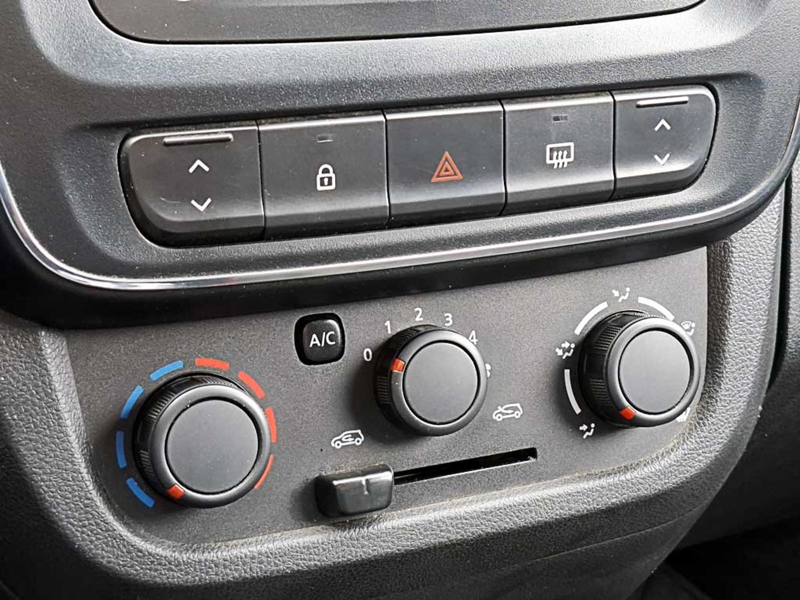 RENAULT KWID (IN) 1.0 HB ZEN MT 2024 - Imagen 17 de 18